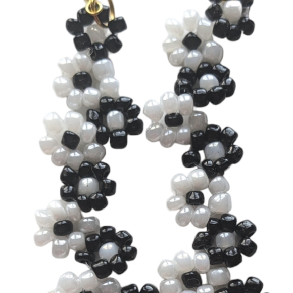 *🌹3/25🌹New* White and Black Flower  Beaded Earrings - Picture 3 of 11